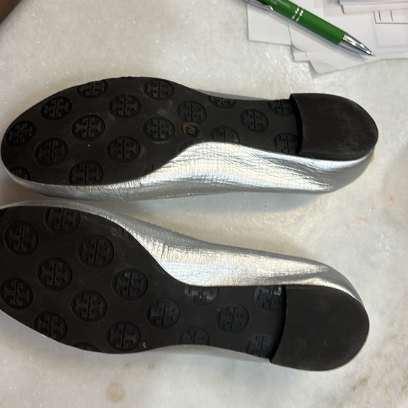 Tory Burch Ballerina shoe in silver with silver T - Picture 4 of 6